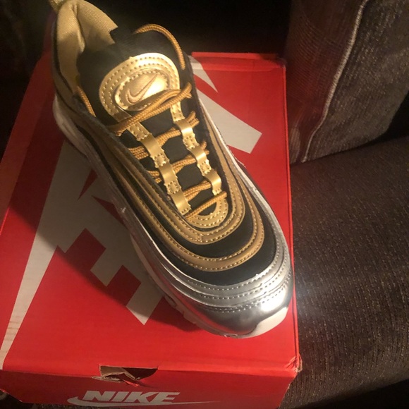 Women’s small with a 7 shoe - Picture 4 of 5